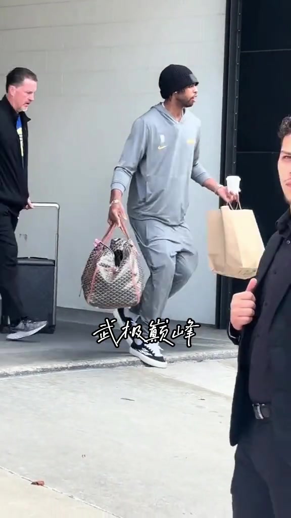 库巴最强帮手勇士首发三巨头乘坐大巴回酒店...