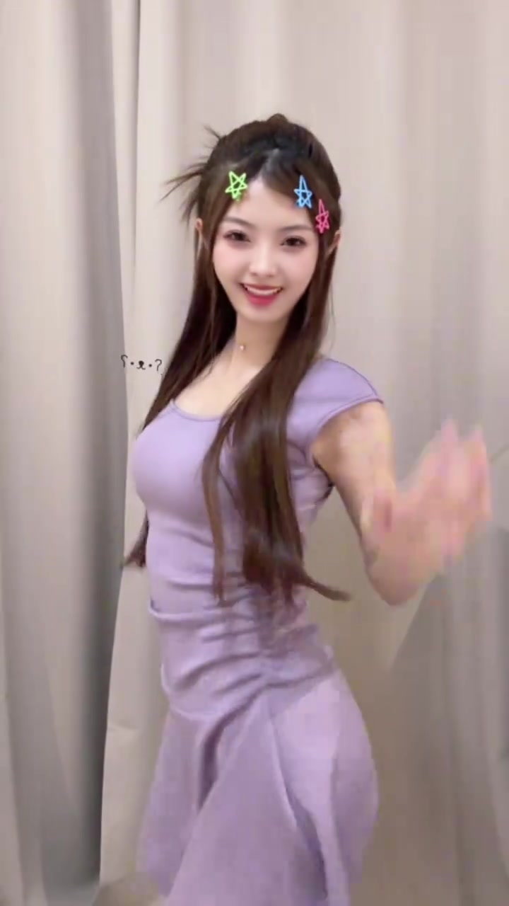 女主播泱泱跳舞自拍！平时没怎么注意，原来身材不错呀
