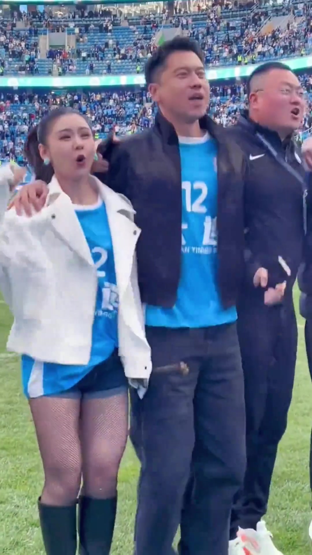 黑丝晃眼！“锤王”和美娇妻李小萌庆祝大连胜利