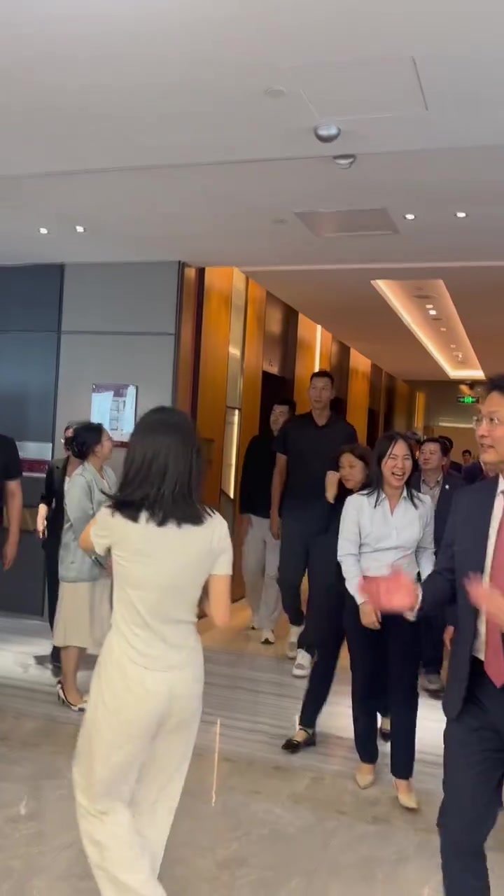 易建联回国出席活动，出绯闻之后看起来更羞涩了