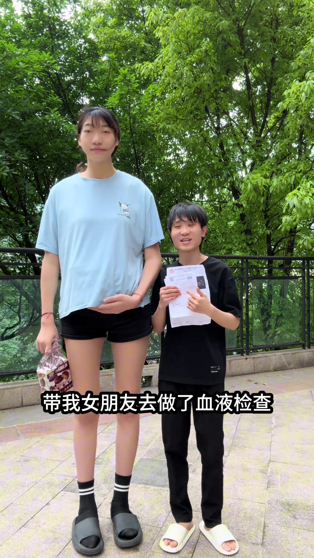 网红的2米2女朋友酷似韩旭，评论区炸锅