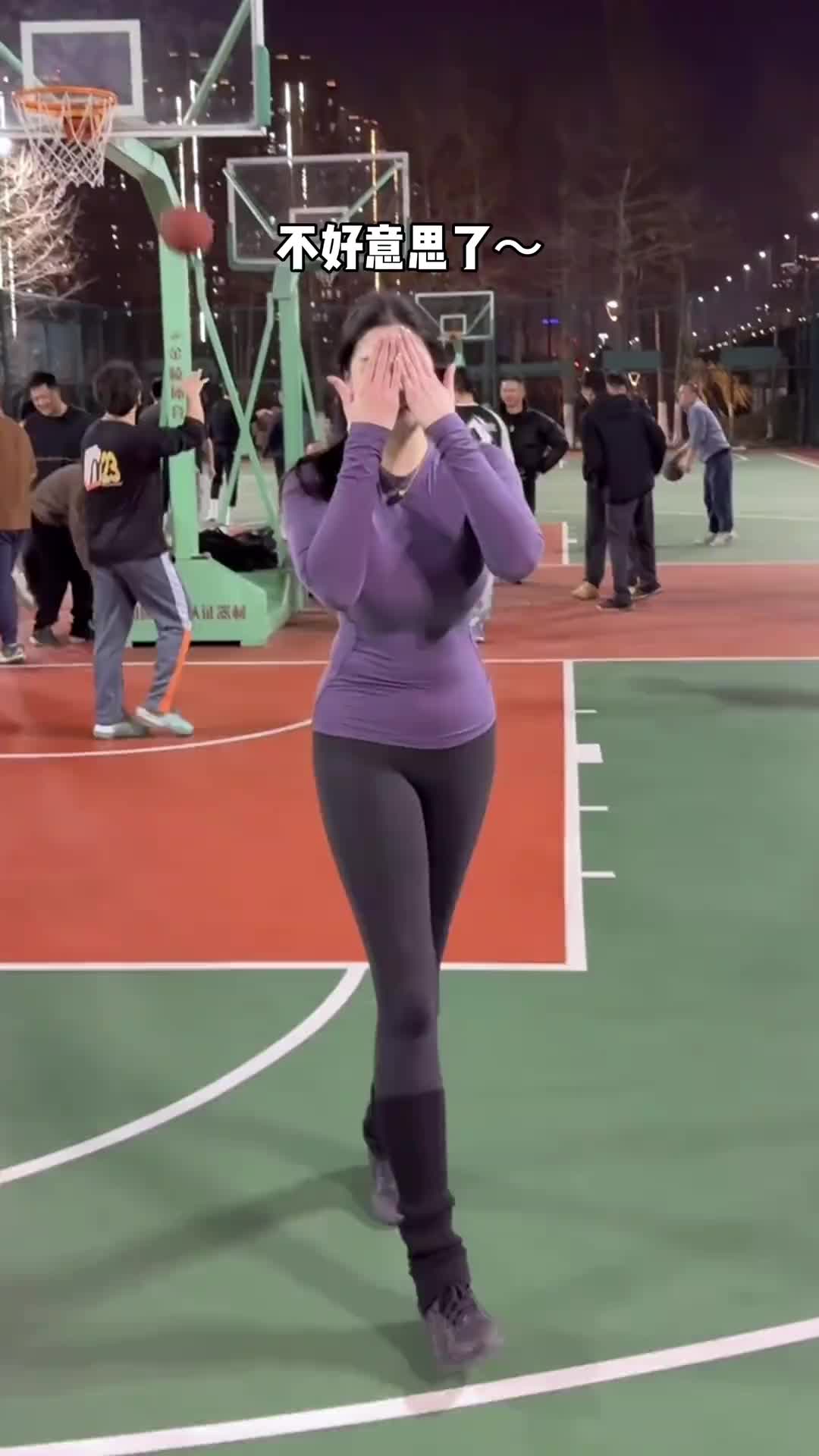 肘子姐沁纯打野球不慎肘到防守人：真的不是故意的