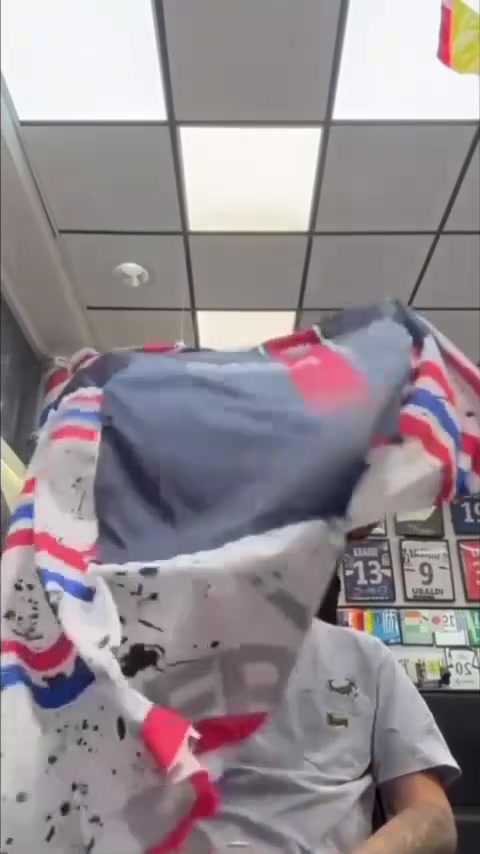 太损了！你在逗我吗当理发师给马赛球迷披上巴黎的围兜！
