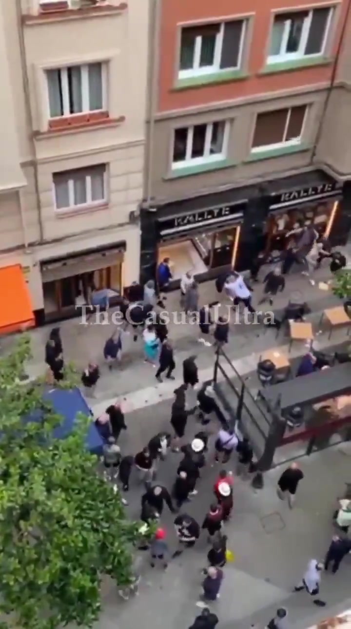 激烈冲突！曼联球迷热刺球迷在毕尔巴鄂街头干起来了