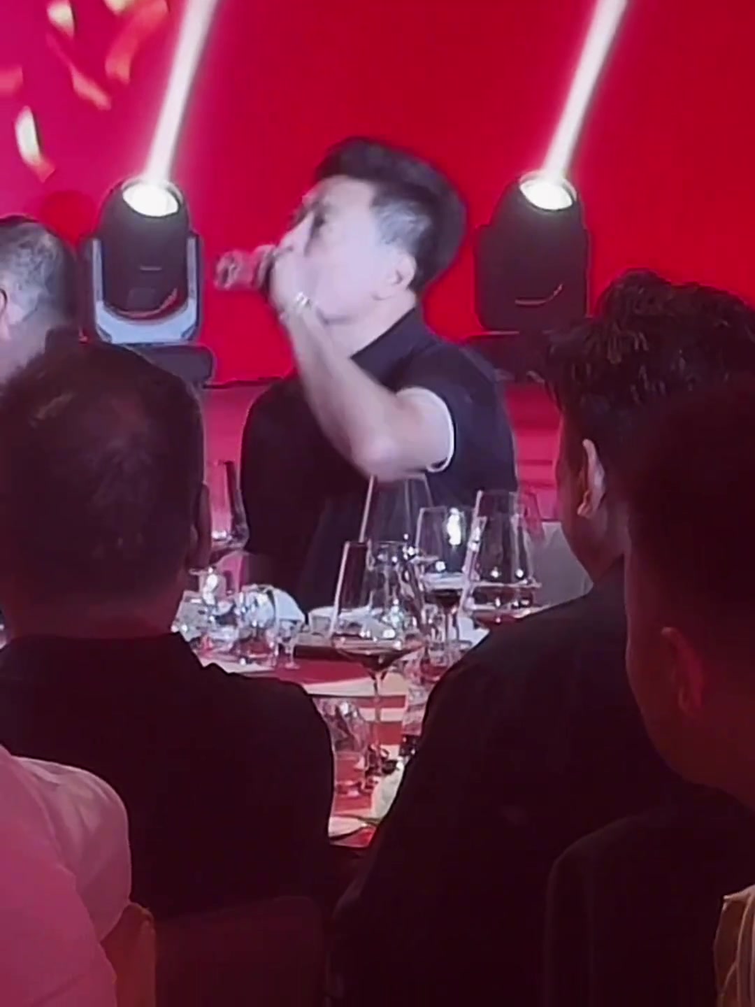 看到镜头还捂着脸！李春江现身广厦庆功宴端起酒杯直接一口闷
