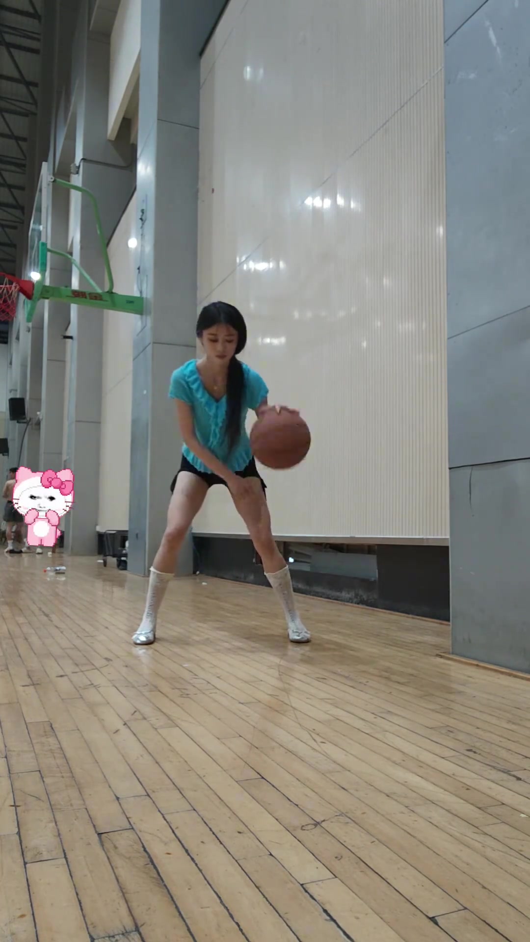 别笑话她，会打球的谁不是这么过来的