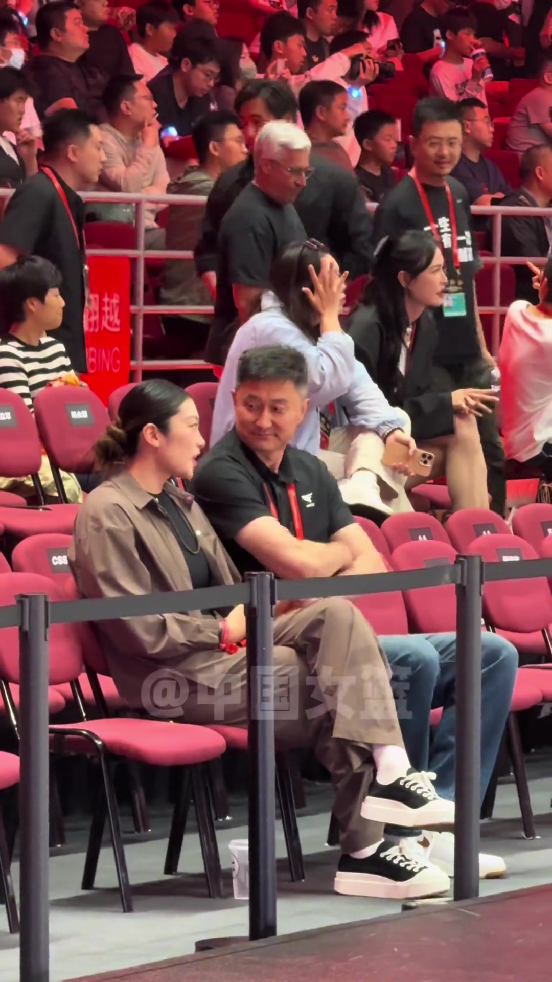 场边全是大佬啊！杜锋李梦郭艾伦现身耐高总决赛现场