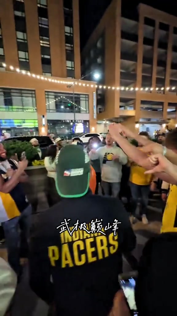 结果被逆转了！步行者球迷围着尼克斯球迷做扫地动作寓意横扫