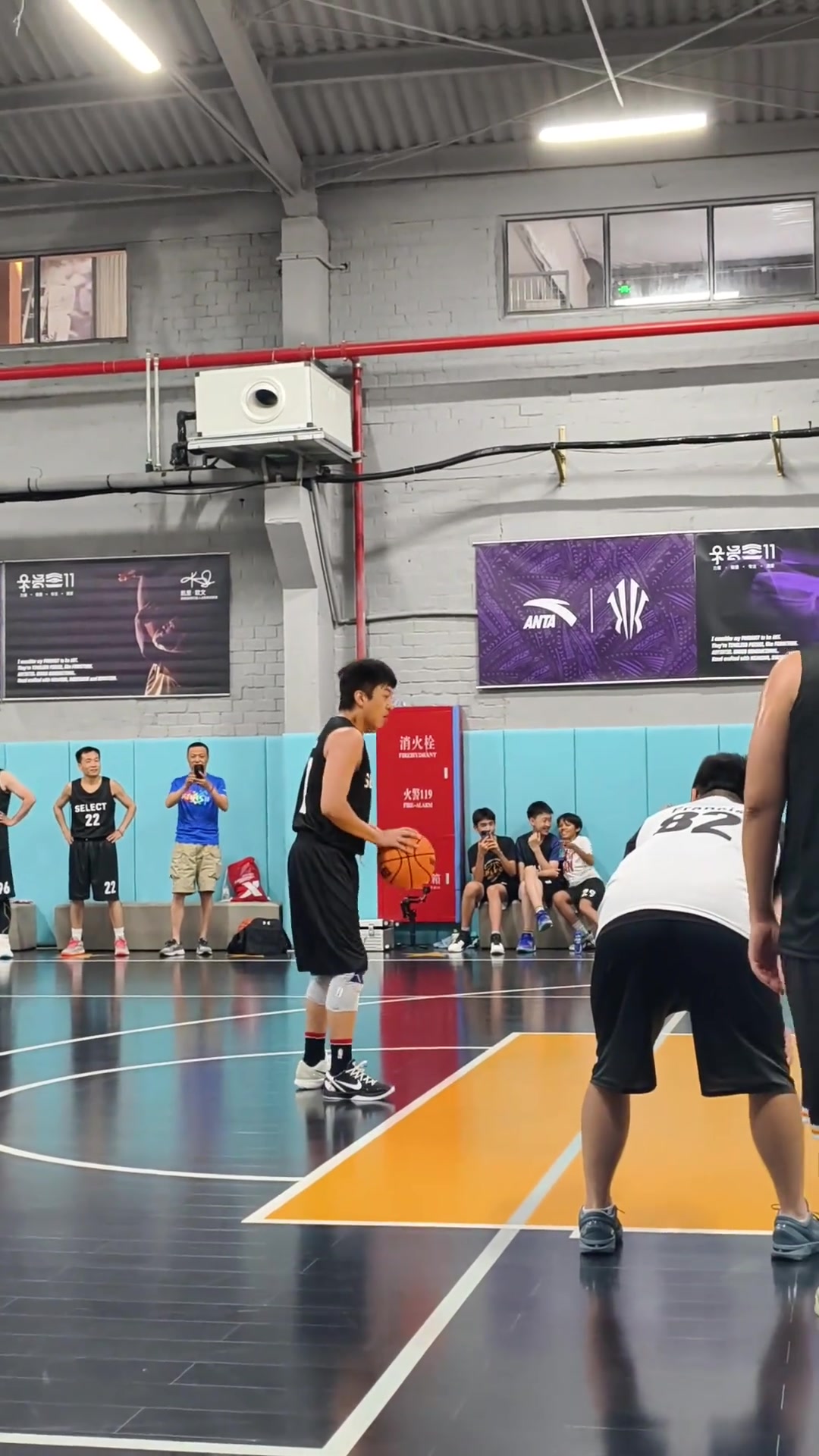 明星邓超打野球看超哥这罚球姿势不得不说有点东西啊