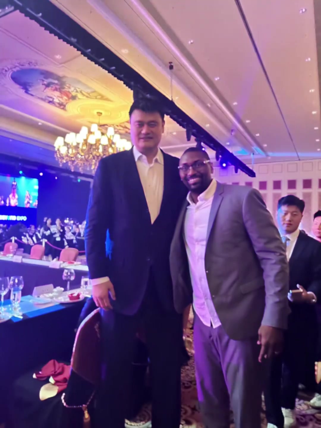 阿泰斯特晒与姚明合影：我最喜欢的队友姚明！