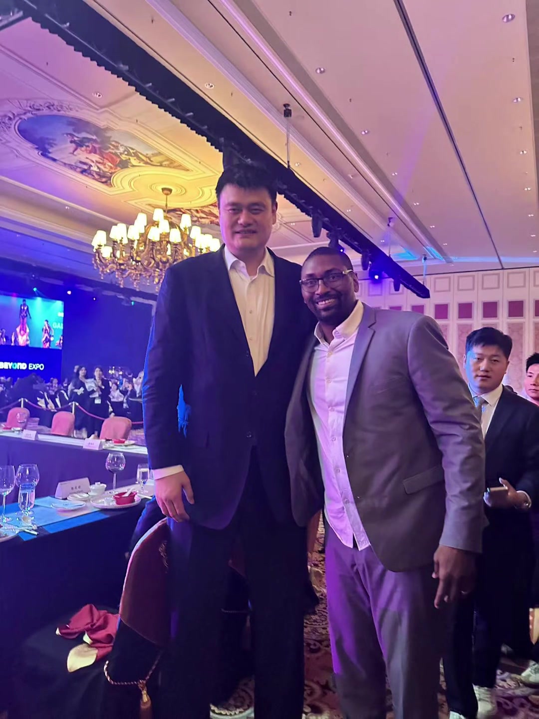 阿泰斯特晒与姚明合照：这是我最喜欢的队友姚！！