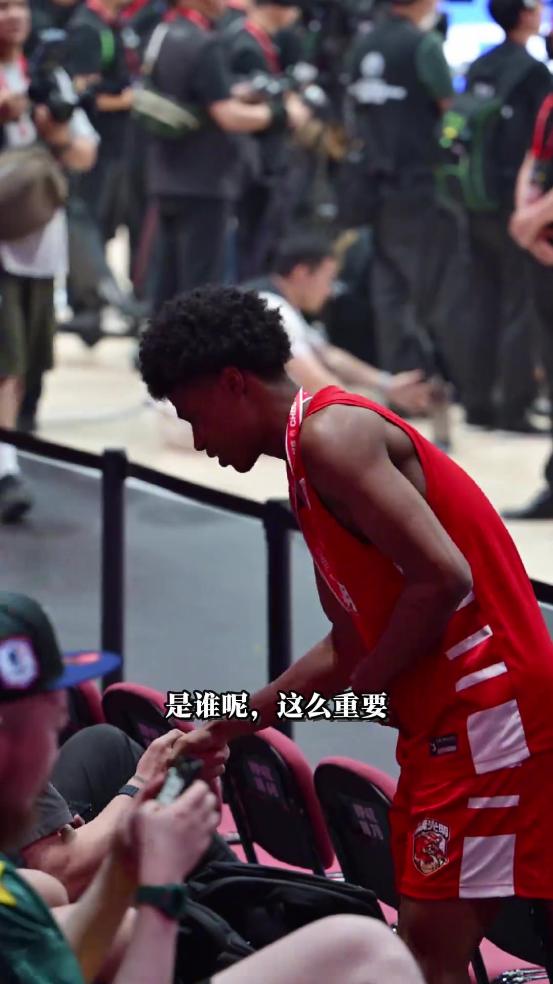 拿到奖牌马上过去找老大打招呼，华子的路越来越寛了