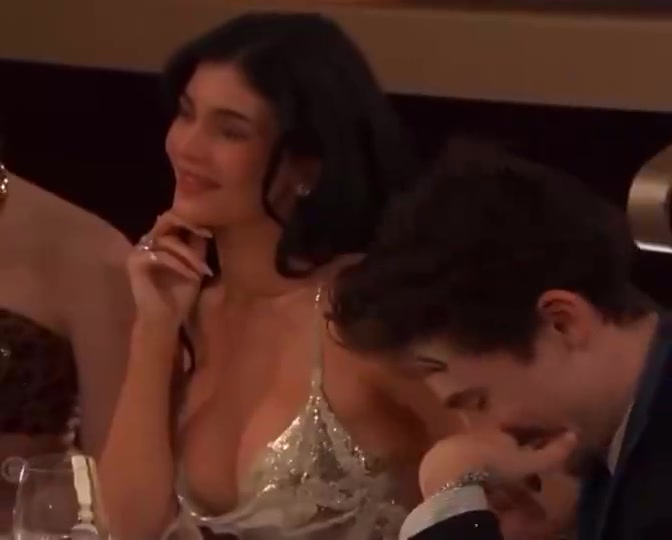 卡家小妹凯莉詹娜此前参加金球奖颁奖，逆天身材太吸睛了！