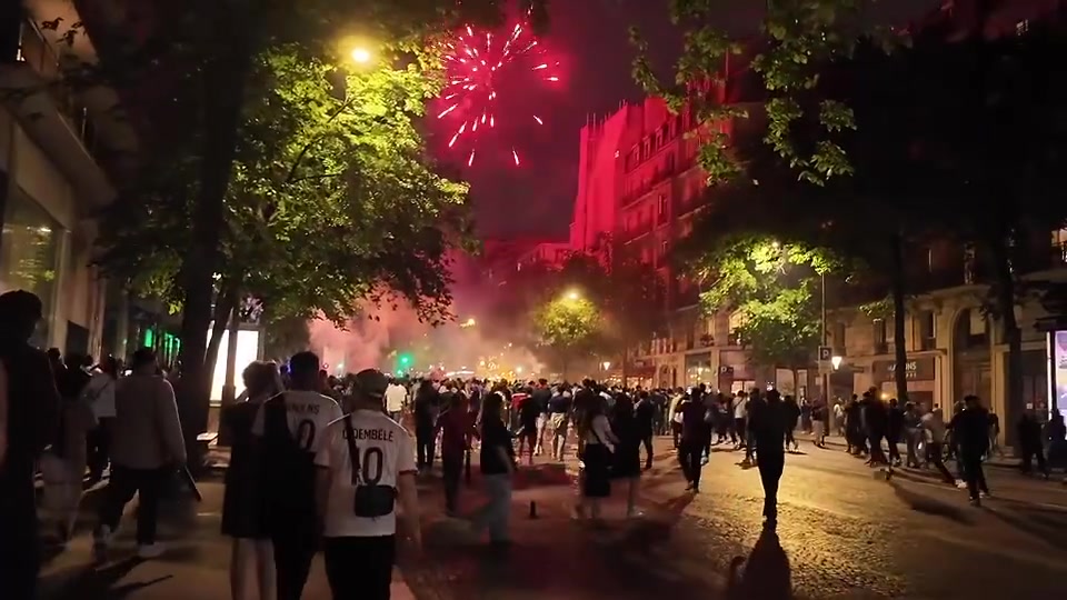 网友去巴黎旅行刚好碰上夺冠，整个国家陷入狂欢！