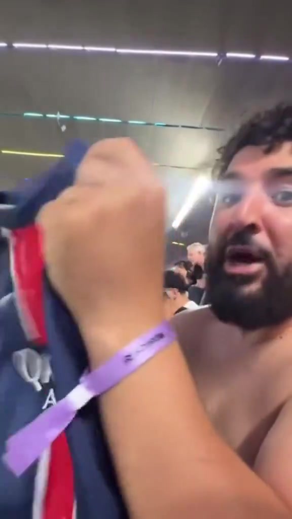活久见！马赛老哥脱下了国米球衣马上反水穿上大巴黎球衣