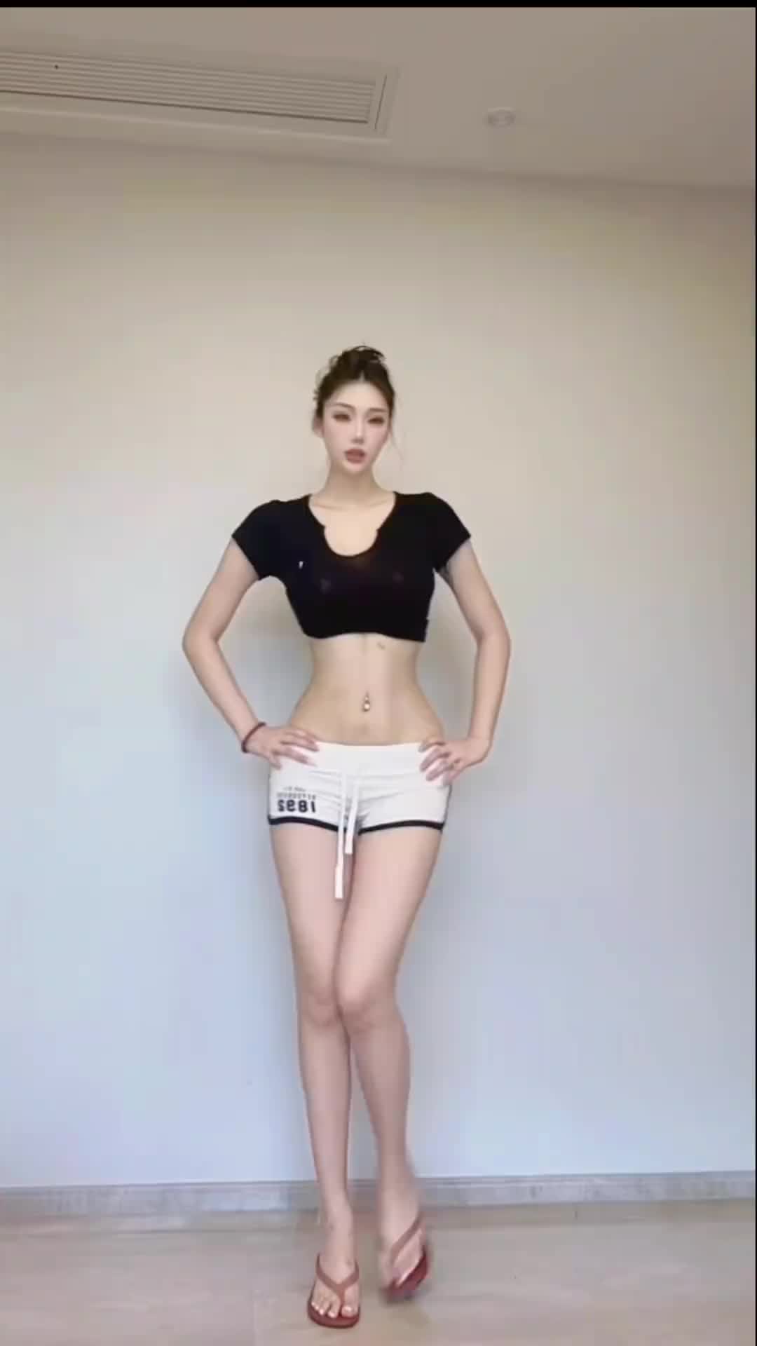 短衣短裤大长腿可太顶了啊！前山西球员凯瑞图的前女友又来扭了