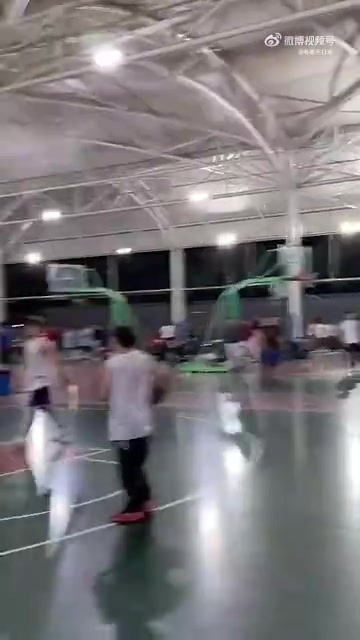 国产卡戴珊的肘子姐单手扔球：毕竟以前练标枪的