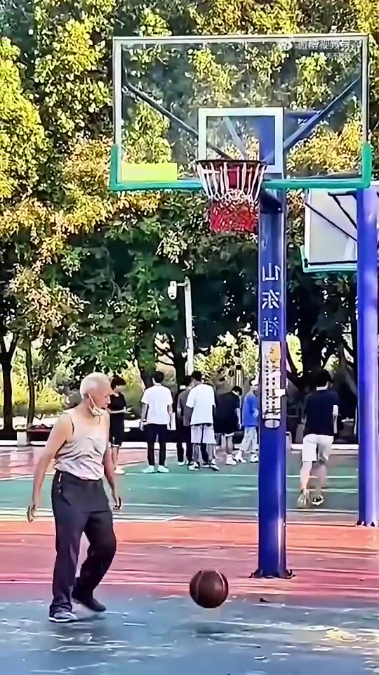 哟呵，这个20多岁的程序员球技不错啊