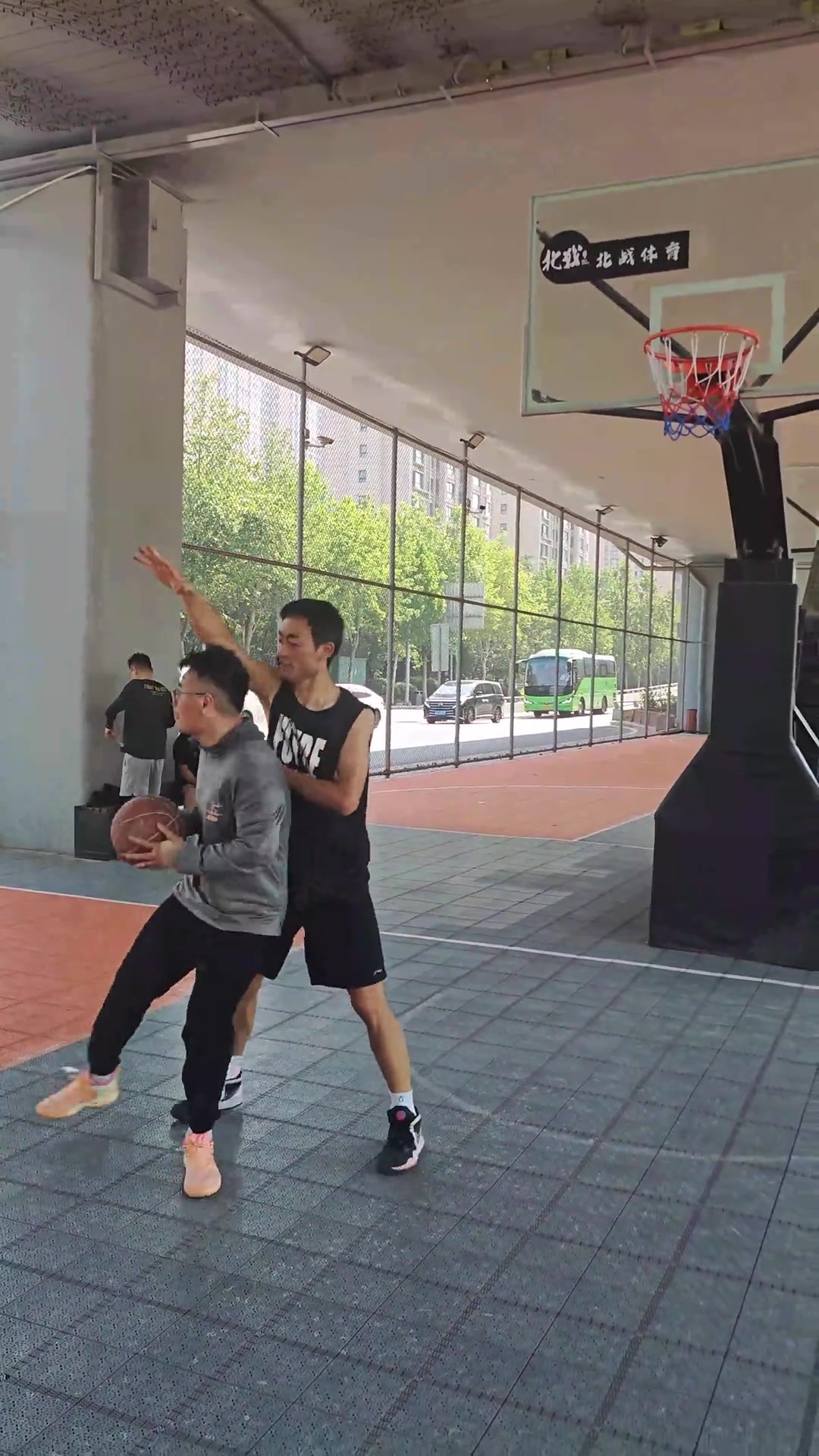 这兄弟真的是一次球都没运，如此丝滑的到了篮下