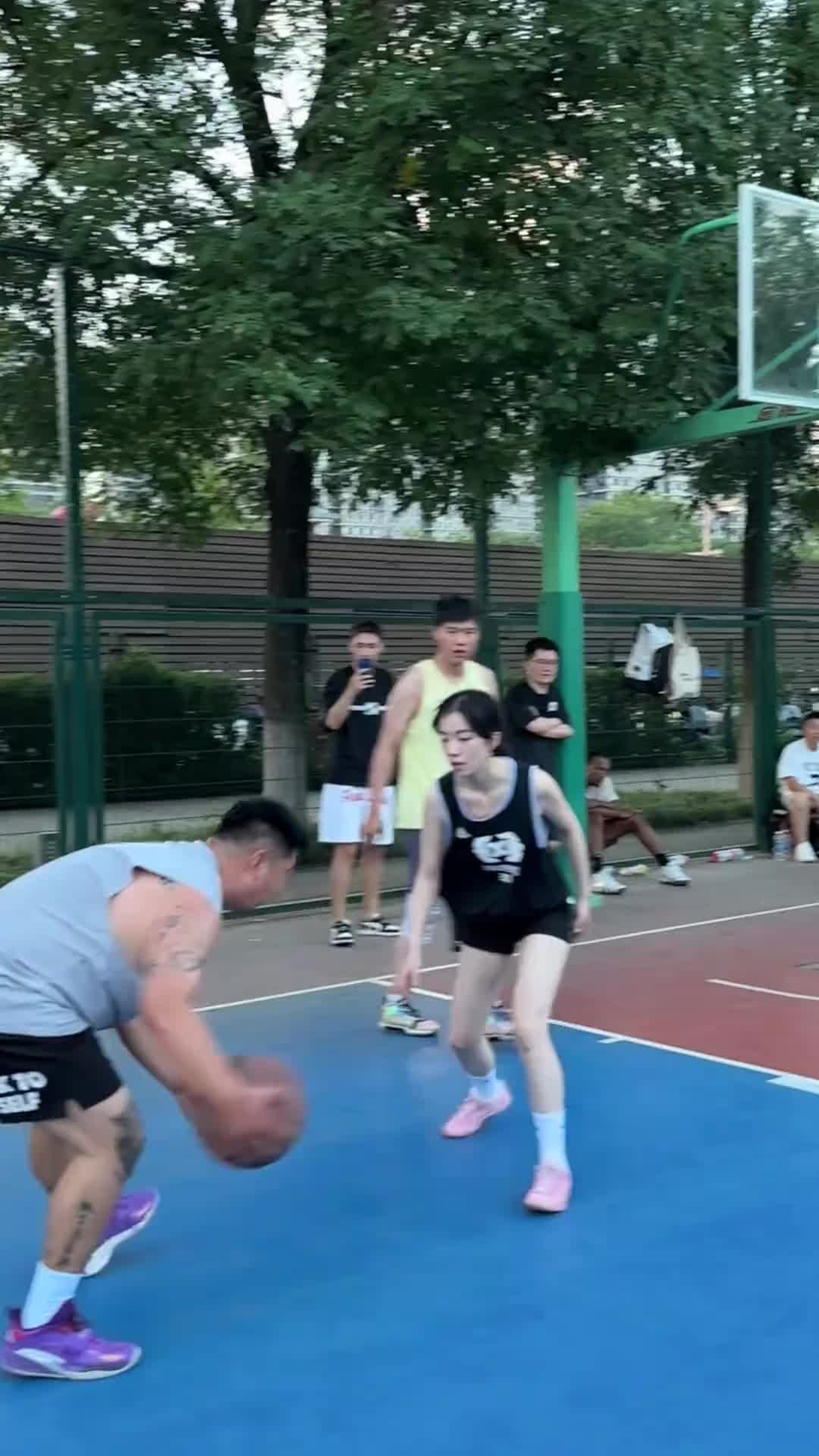 打野球的女生这么粘人的吗