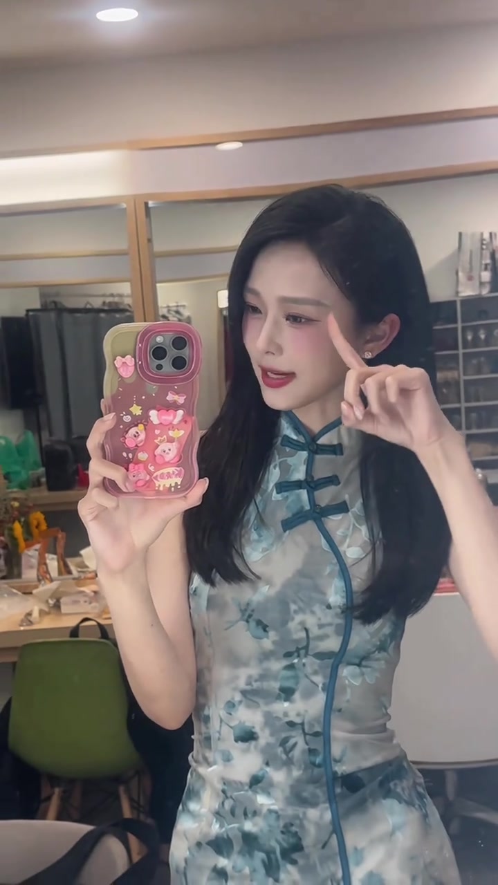 女主播辰辰今日这身旗袍装扮，可否入吧友们法眼