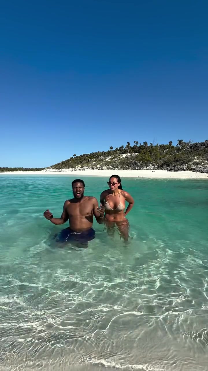 马利克比斯利这是带老婆上哪度假去了海水这么清澈