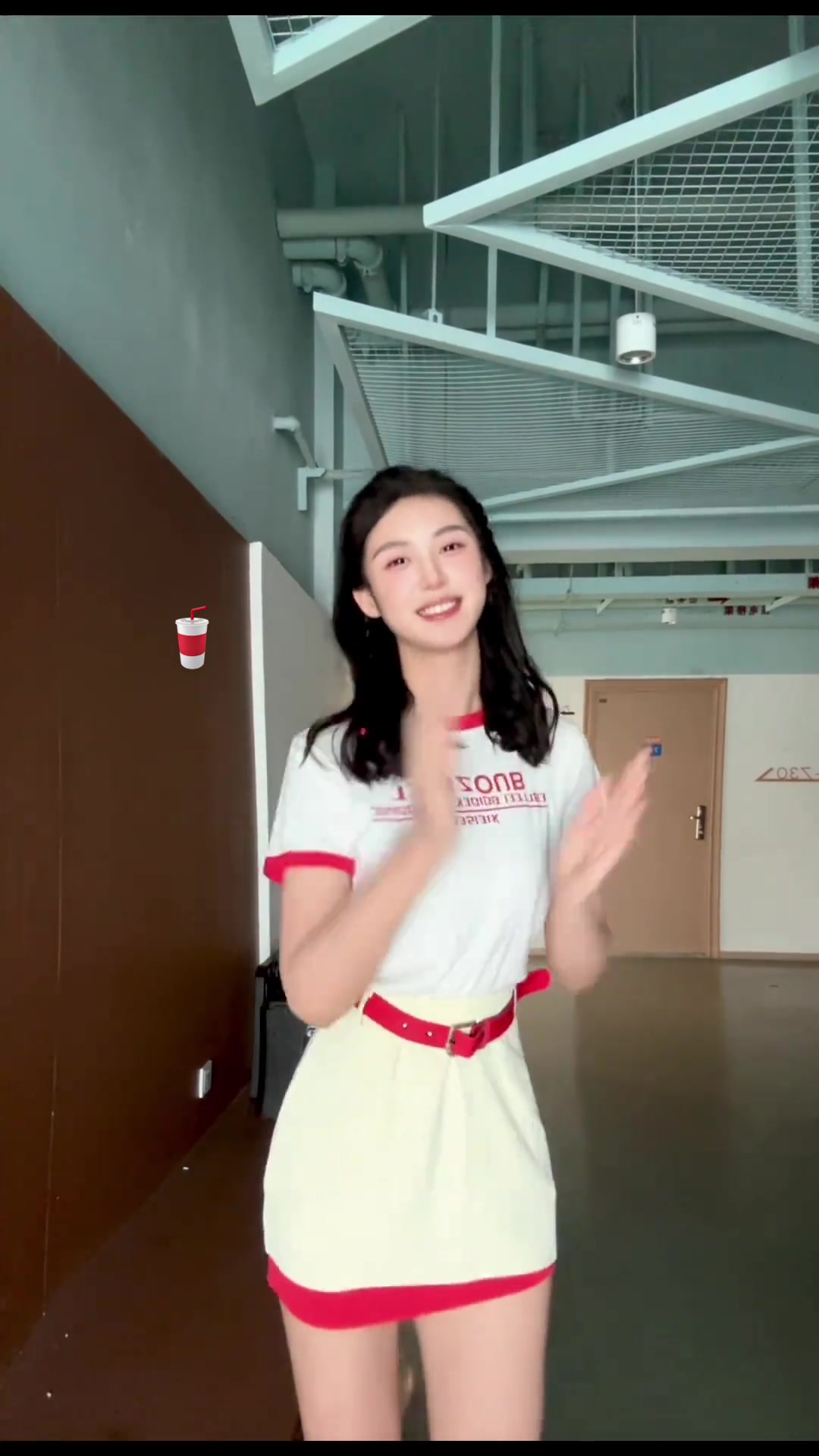 什么大女主剧哈卓识晒剧组花絮：新皮肤上线请你喝汽水