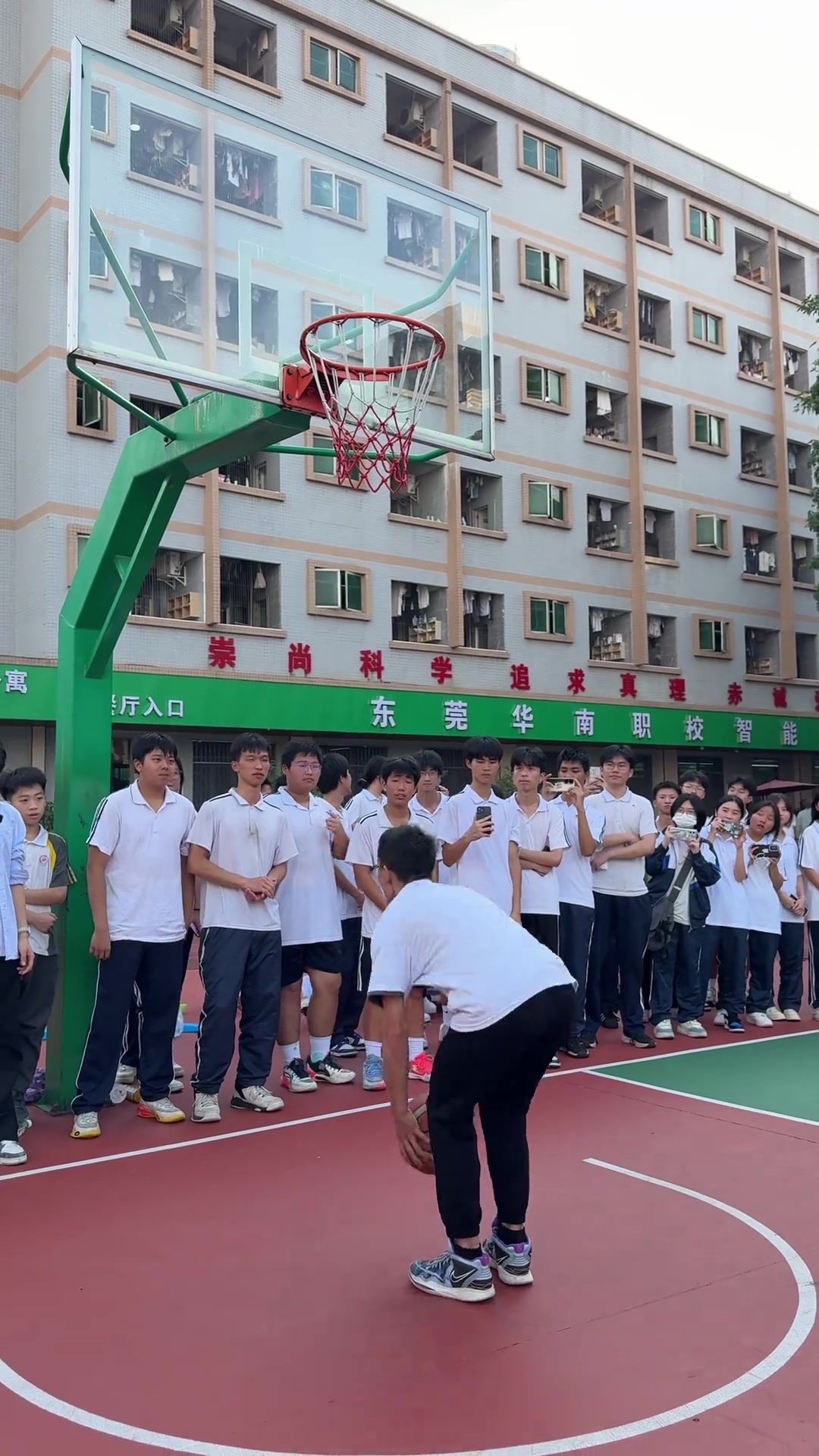 把书给我要回家！弹簧人每天都要写数学题偶尔抽时间打打球