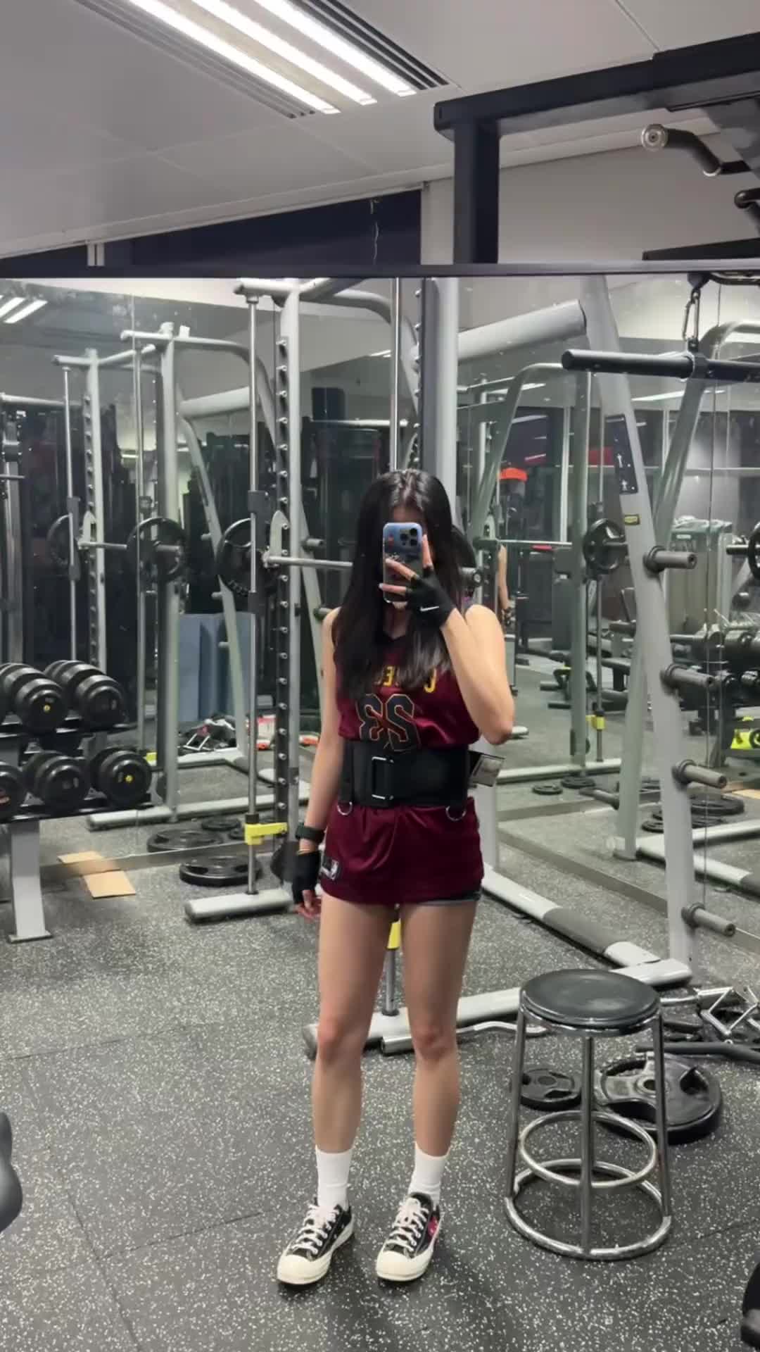 詹姆斯女球迷穿23号球衣健身这就是偶像的力量吧