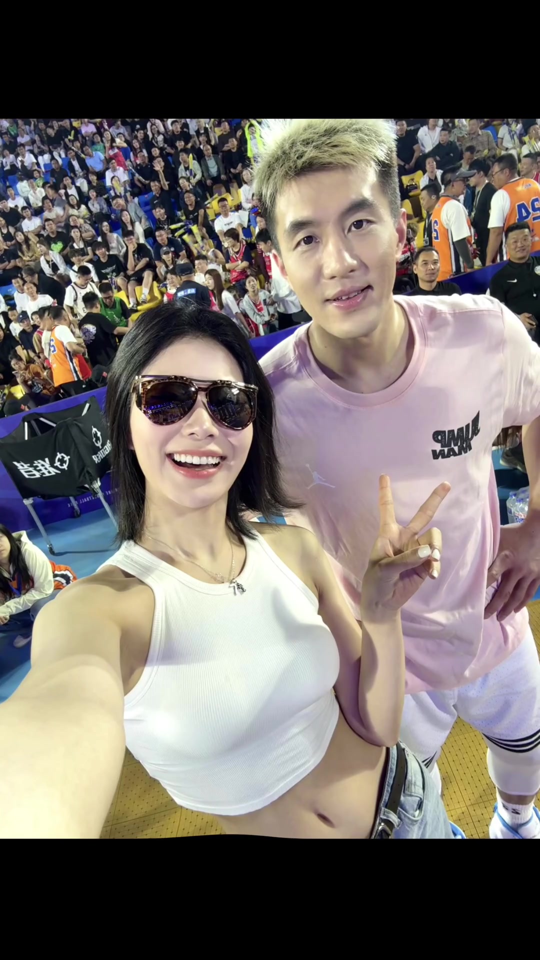 美女网红小谢参加辽源篮球活动晒和郭艾伦合影