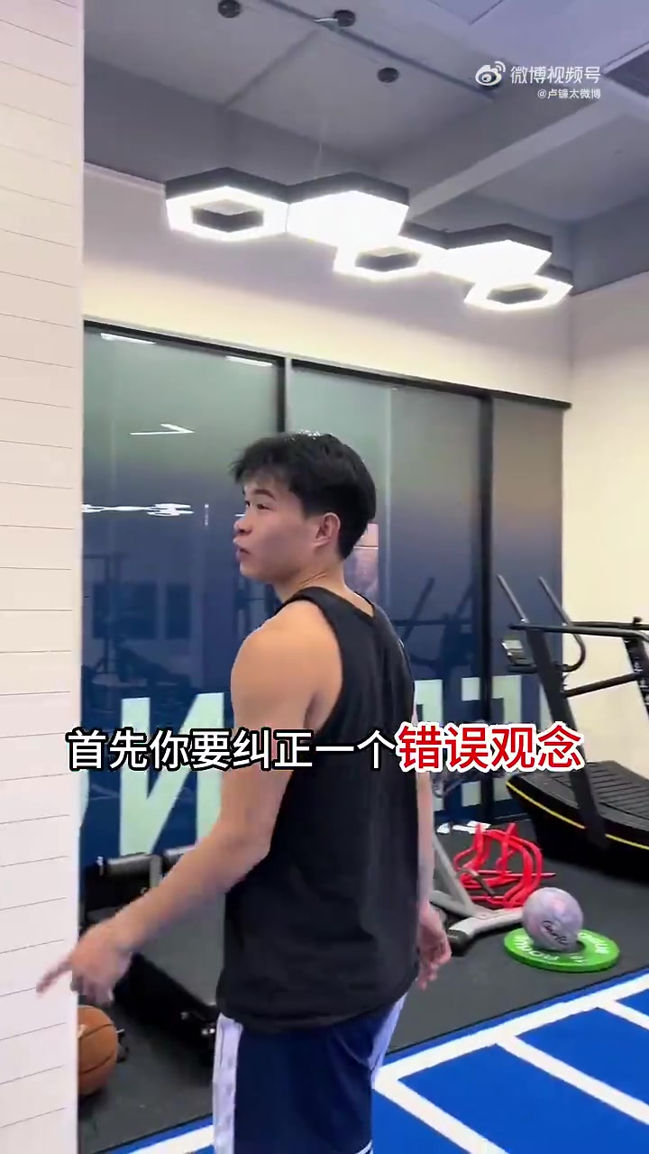 亲吻篮筐，头撞篮板！1米70的身高运动表现到底有多夸张
