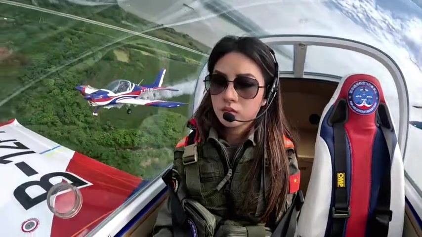 美女飞行员开飞机“凑巧”路过苏超比赛场地