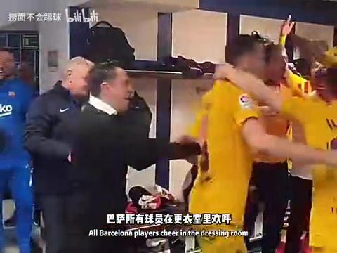 当巴萨合照加维掏出十号球衣，一旁的阿尔巴看了好几眼确认名字