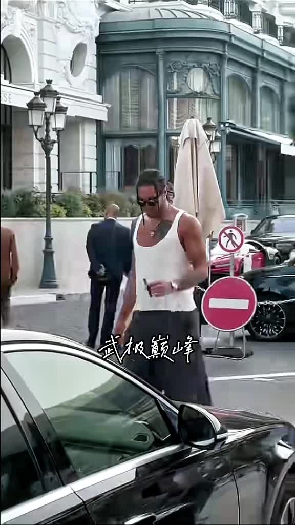 网友在摩纳哥偶遇戈登这魁梧的身材太帅了！