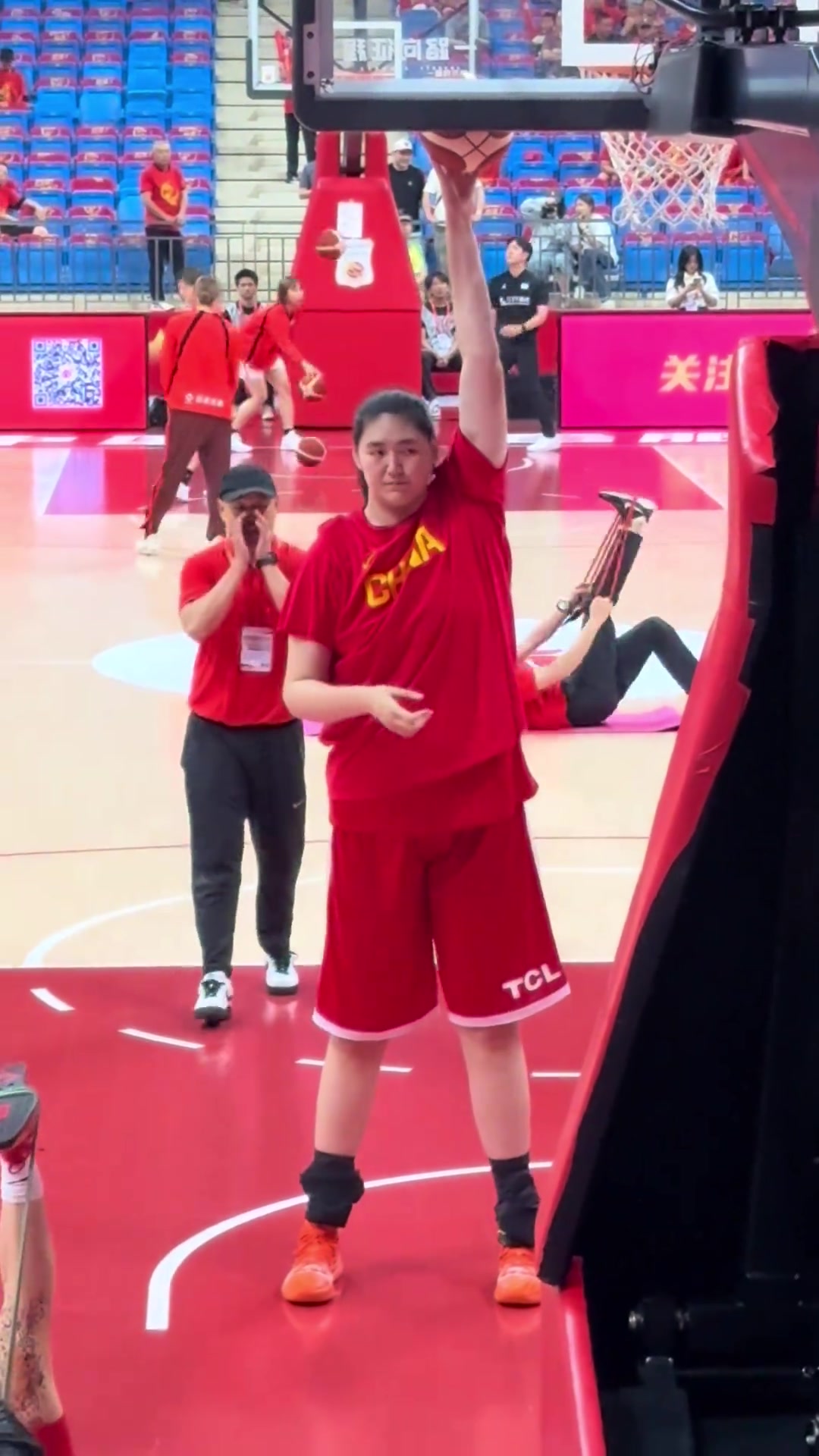 这压迫感！张子宇站着就够到篮板了