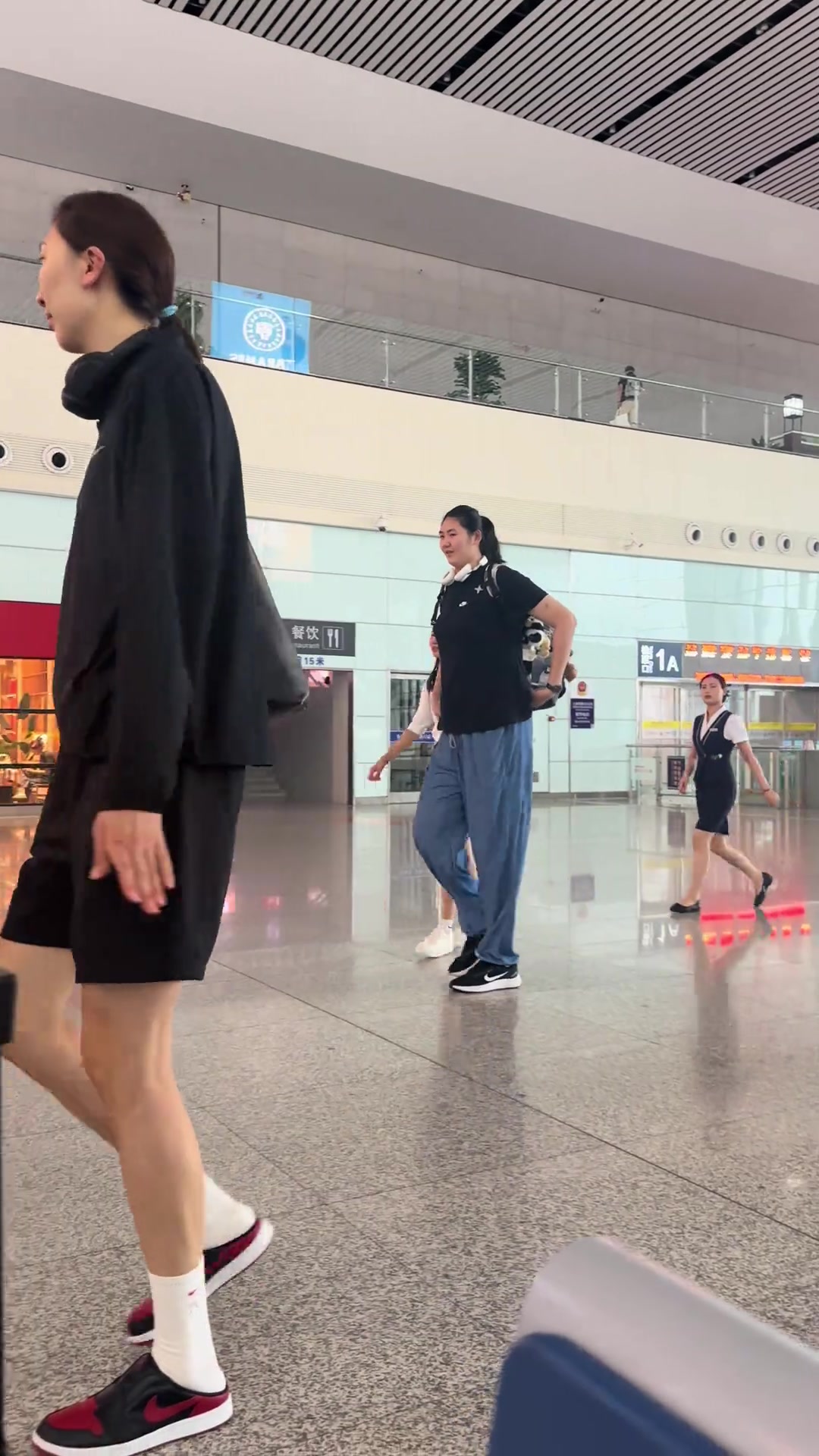 网友在合肥南站偶遇中国女篮队员们张子宇真的好高啊！！