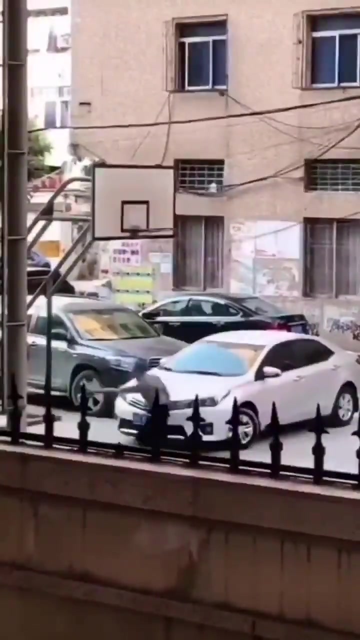 大爷在小区篮球场投篮砸到小轿车，你站哪一边