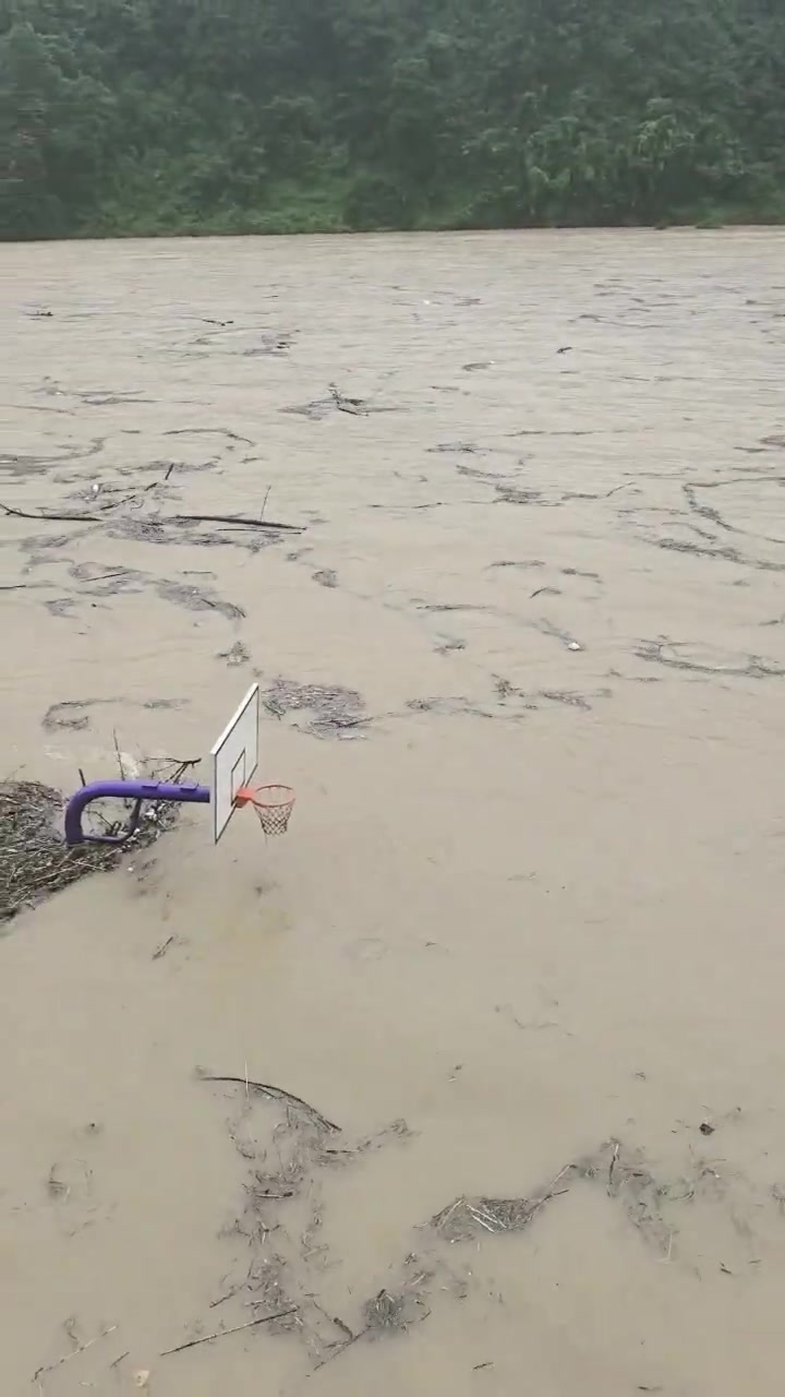 这场地只能是湖人和快船才能打比赛了吧