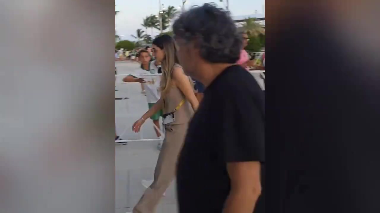 他是真的爱！路人拍到阿圭罗带着女友现场观看梅西生日赛