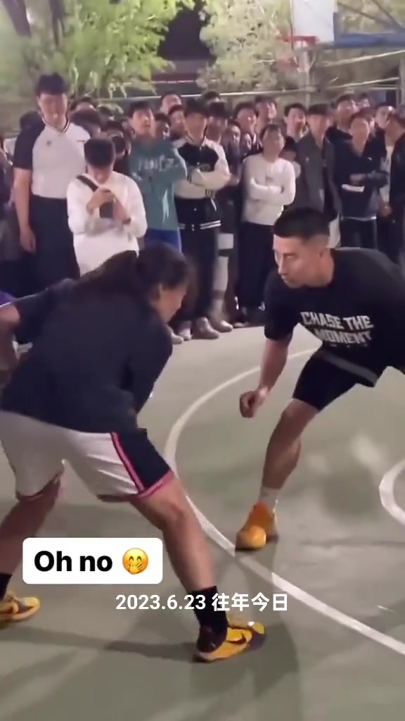女生1V1单挑晃趴男生，连站都站不起来了