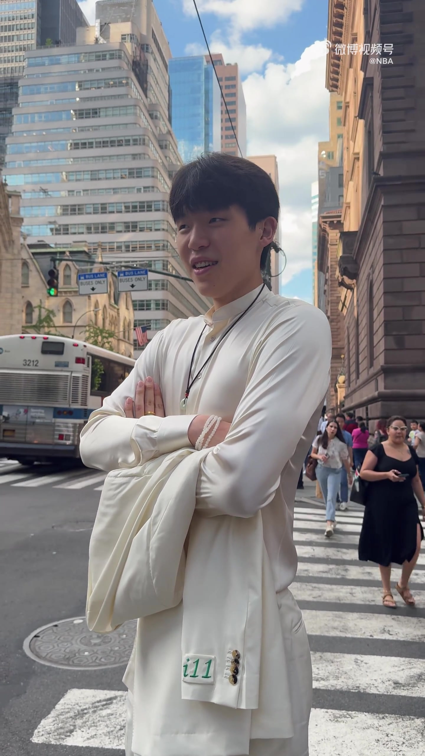 炎炎夏日一身正装！站在纽约街头啥感觉杨瀚森：太热了！