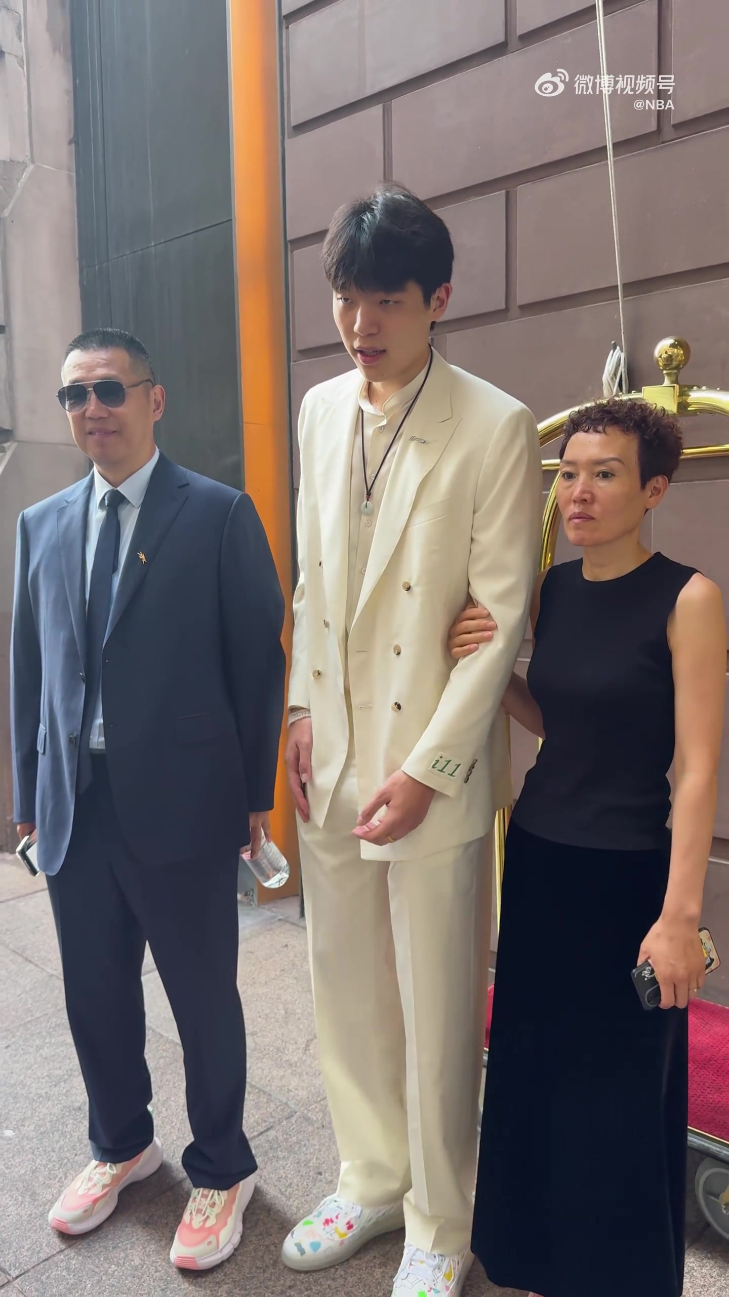选秀大会堪比高考查分！杨瀚森父母也来到了纽约为儿子助阵