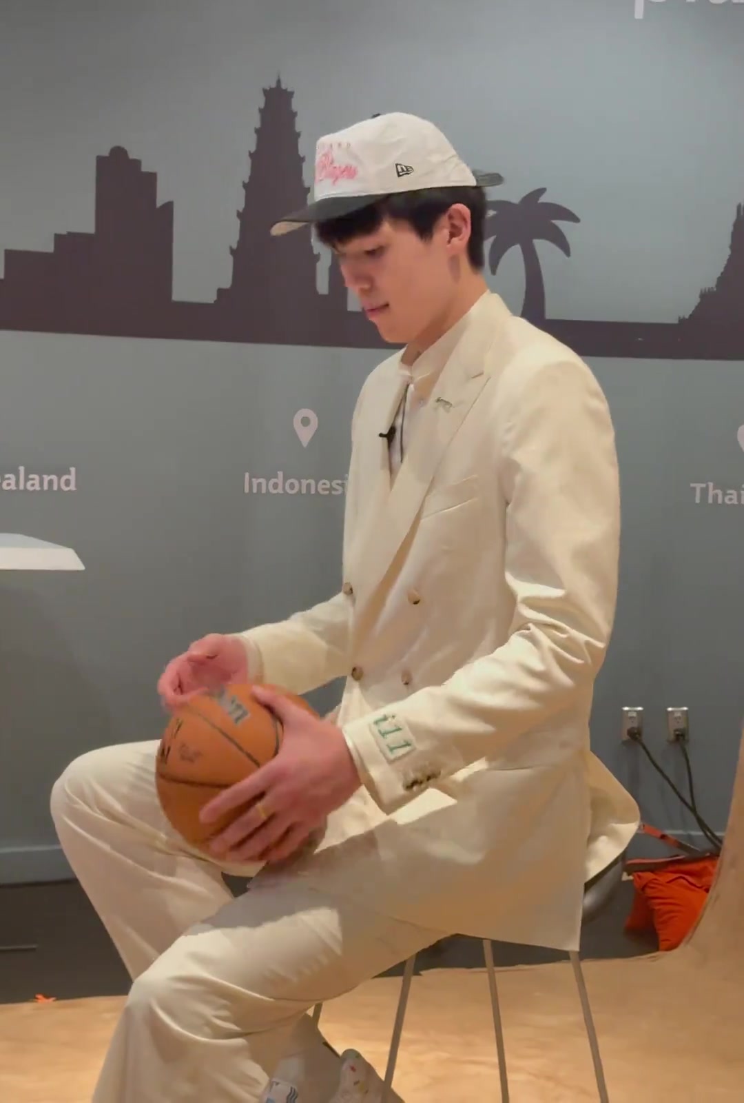 首轮秀！杨瀚森被选中后拍摄定妆照，帅！