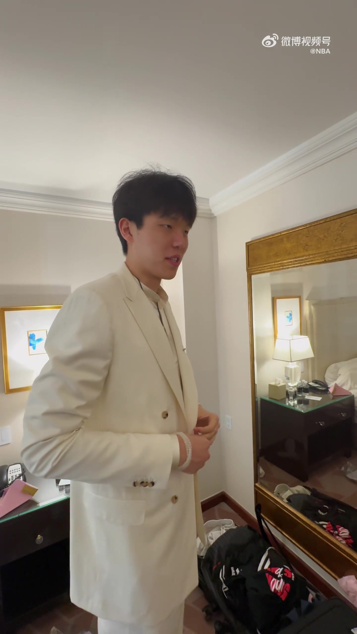 帅气逼人！杨瀚森一身白色帅气正装自信上车前往选秀现场