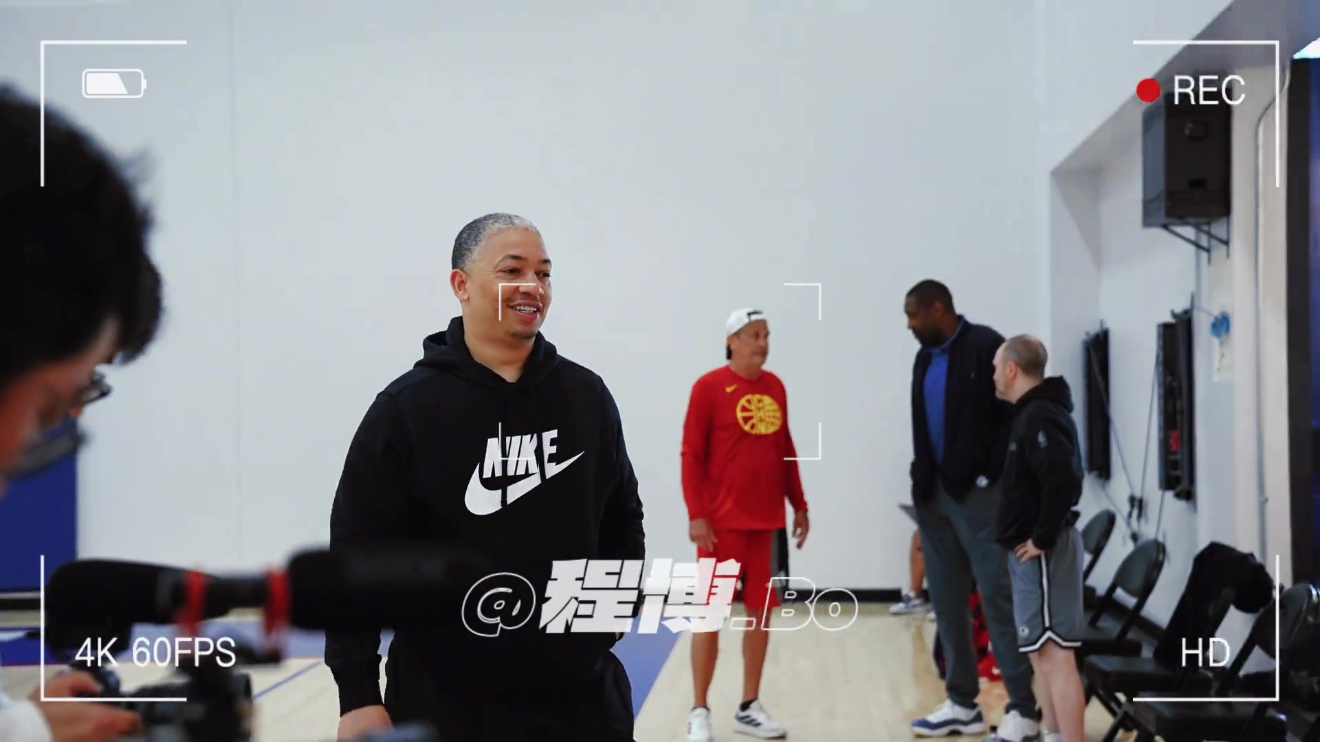 此前快船总经理观看杨瀚森试训卢指导主动上前握手