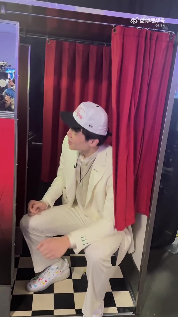 杨瀚森被选中后，来到自拍机体验拍照，结果太高了只拍到下半张脸