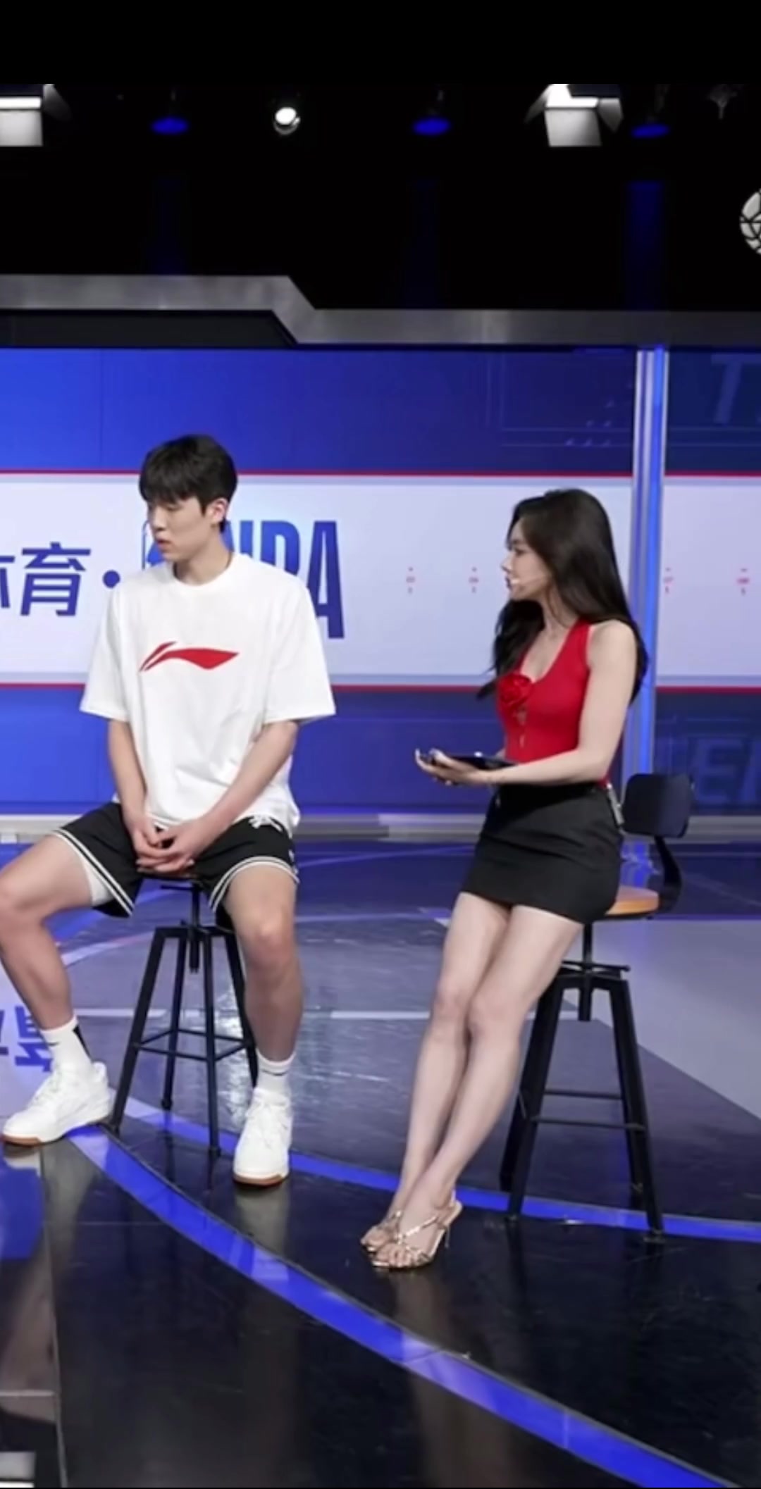 身高差有点萌美娜站着都没有杨瀚森坐着高
