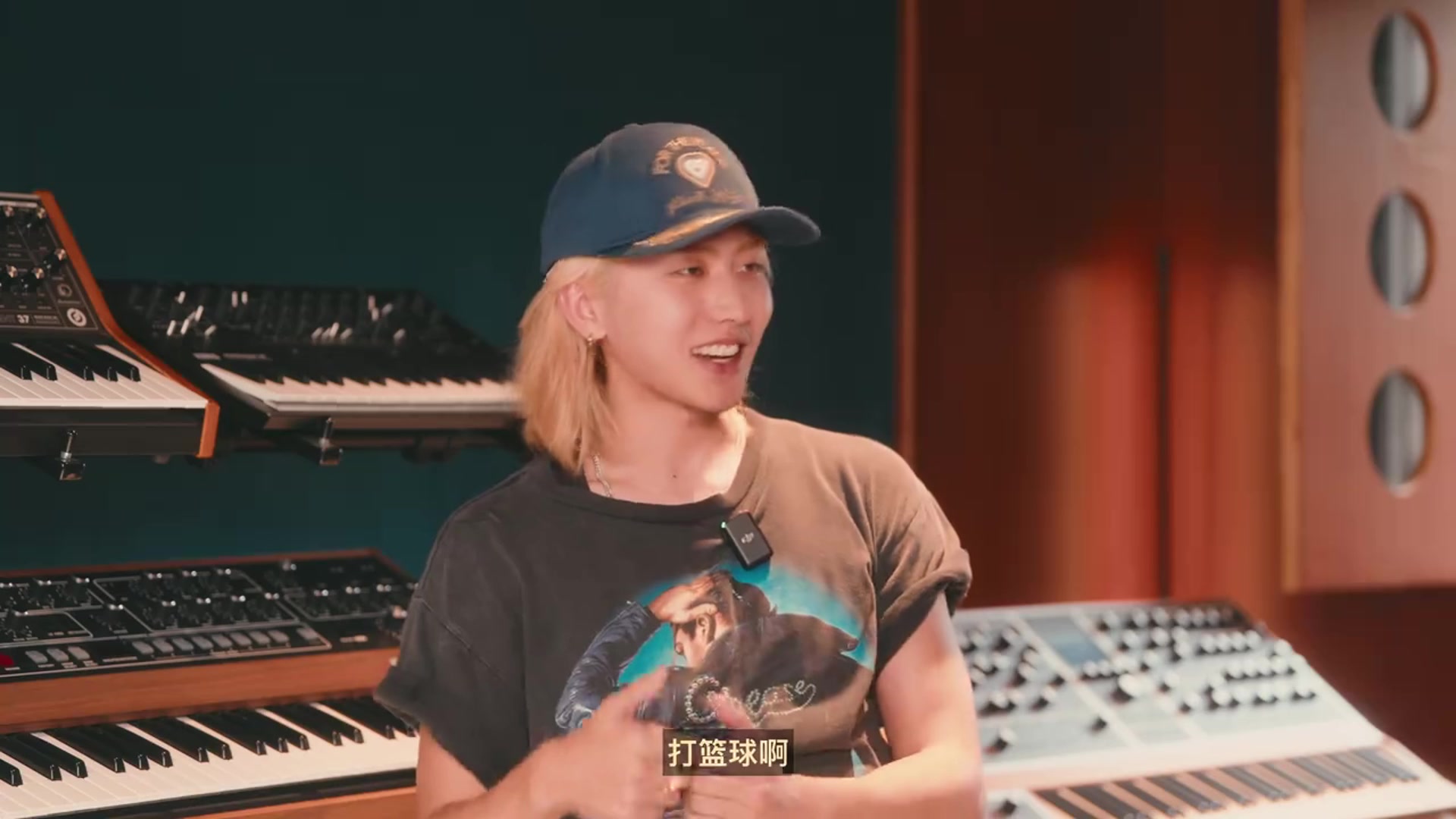 新歌真好听！被问除音乐外爱好，蔡徐坤大方回答：打球啊！打篮球啊