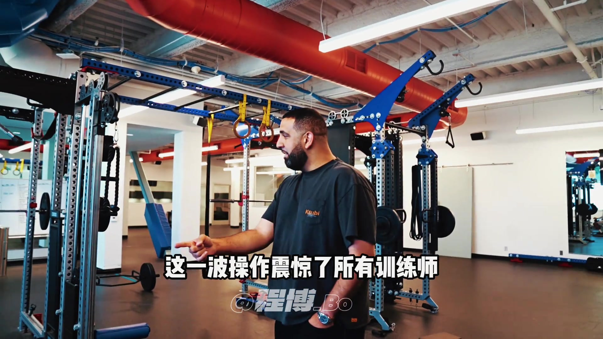练块儿的翻译杨瀚森的翻译玩转健腹轮惊呆一众训练师
