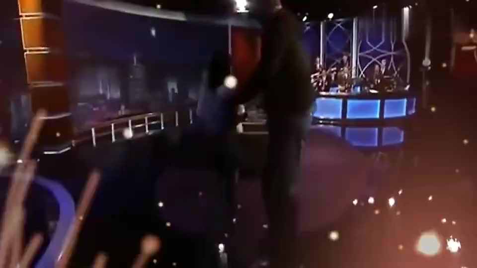 人不可貌相！妹子穿着高跟鞋背起了2米16的奥尼尔